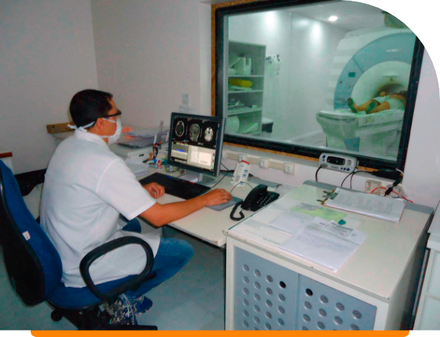 Médico trabalhando com a máquina
